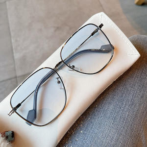 Gafas de sol cuadradas Qianai para mujer, montura dorada, lentes degradados grises, protección UV400, diseño irregular G5-77886 - Product Image 5