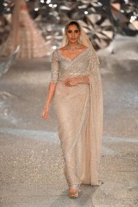 Saree élégant de qualité supérieure avec un travail manuel de designer avec des perles de verre et des détails en pierre, parfait pour le mariage et même la culture - Product Image 2