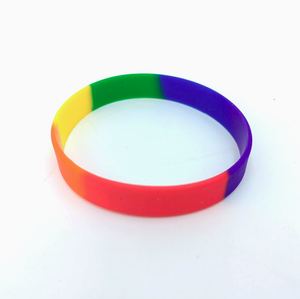 Braccialetto Unisex in Silicone Impermeabile con Design Personalizzato Stampato 'Love Is Love' LGBT Pride Rainbow per Eventi e Regali Personalizzati - Product Image 2