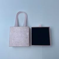 Nouvel ensemble de bijoux créatif, minimaliste et tendance, comprenant un collier, des boucles d'oreilles et une bague en perle rose, avec boîte à bijoux et sac cadeau.