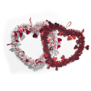 Decoraciones en forma de corazón para el Día de San Valentín, adornos colgantes de plástico rojo y blanco para decoración de festivales. - Product Image 1