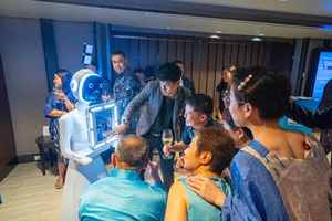 Robot fotografico automatico per feste con rotazione a 360 gradi, stampa foto e flight case per eventi natalizi - Product Image 5