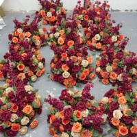 Ensemble floral de mariage, rose artificielle bordeaux et orange, couronne de fleurs et arrangement de table pour la décoration de la scène et de l'allée d'événements