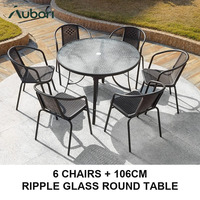 Table de repas rectangulaire d'extérieur avec quatre chaises et plateau en verre ondulé de 120 cm pour l'aménagement de sièges de banquet sur la terrasse
