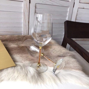 Verres à vin en cristal transparent de couleur rouge de 280 ml avec logo personnalisé en or et diamant - Product Image 4