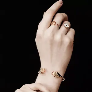 Thời Trang Vàng Đầy Big Mở Hand Bangle Bracelet Với Men Đỏ Finger Đối Với Phụ Nữ Thời Trang Mở Kích Thước Bracelet