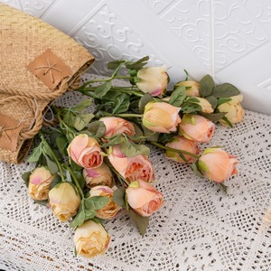 Rosas Realistas de Cinco Cabezas al por Mayor YC1017, Flores Artificiales de Tela Estilo Ins para Decoración del Hogar y Bodas, Rosas Transfronterizas - Product Image 4
