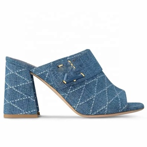 Sandalias de tacón alto y grueso con diseño de marca, punta abierta, de tela vaquera cosida, para mujer, estilo oficina, tipo mule para usar con jeans. - Product Image 6