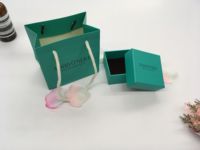 Sac en papier d'expédition imprimé avec logo personnalisé, sac cadeau de luxe en papier d'art avec votre propre logo pour vêtements, parfums, cosmétiques