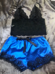Vente en gros de pyjamas pour femmes, sous-vêtements sexy en soie satinée, lingerie sexy pour femmes, haut en dentelle à bretelles + short, ensemble de pyjama 2 pièces - Product Image 3