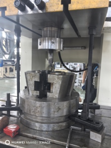 Ligne de production de presse à poinçonner <span class=keywords><strong>pour</strong></span> le moulage et le forgeage de vannes d'eau automatiques en laiton de haute précision avec moule personnalisé - Product Image 6