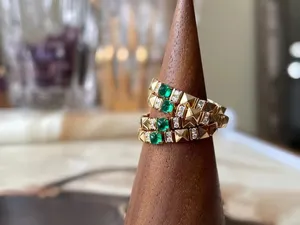 Tienda en línea dedo uñas Esmeralda joyería fina 18K compromiso de oro para mujeres anillo ajustador pareja de lujo anillo de campeonato personalizado