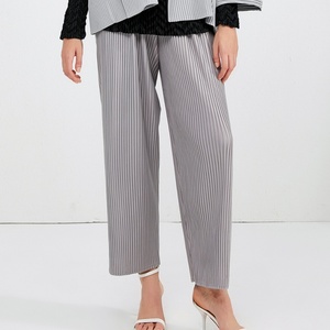 Nouveau pantalon décontracté plissé pour femme, coupe slim, ample et confortable, avec fente, collection Printemps-Été 2025 - Product Image 3