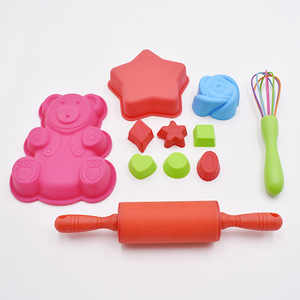 Set di Utensili per Decorazione Torte in Silicone di Alta Qualità, Stampi a Forma di Orso/Stella per Bambini - Product Image 2