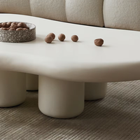 Table basse moderne couleur crème avec design en forme de nuage ondulé, structure en bois durable pour le mobilier de salon