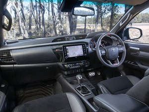 <span class=keywords><strong>Toyota</strong></span> <span class=keywords><strong>Hilux</strong></span> Revo 4x4 Diésel Automática 2022 |   Usado en Japón, Volante a la Izquierda, Cumple con Euro VI, Bajo Kilometraje para Exportación - Product Image 4