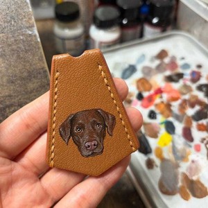 Etiqueta de equipaje personalizada con retrato de mascota pintado a mano, llavero personalizado, colgante de cuero para bolso de perro o gato, colgante de PU ecológico para regalo - Product Image 6