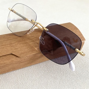 Lunettes de vue photochromiques et anti-lumière bleue pour femmes, monture carrée ou ronde sans cerclage, en métal doré, argenté et strass, avec verres photogris - Product Image 4