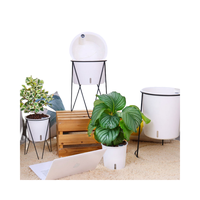 Plante auto-arrosante en plastique grands pots de fleurs client 30cm grand diamètre avec cadre en fer vente en gros