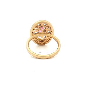 Anillo de cóctel de oro amarillo de 18 quilates con engaste de bisel, zafiro rosa de forma irregular, cabujón con tonos rojos vibrantes, pieza de lujo llamativa para cualquier ocasión. - Product Image 4