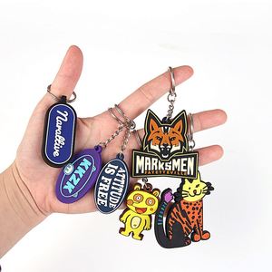 Porte-clés en caoutchouc PVC personnalisés en gros avec logo de voiture, lettres de l'alphabet 2D, dessins animés amusants et créatifs, en forme de plage, rembourrés - Product Image 1