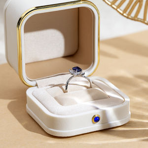 แหวนหมั้นพลอยสีน้ำเงินทรงมรกต รุ่น MSR-1696 จาก Messi Jewelry ทำจากแพลตตินัม - Product Image 6