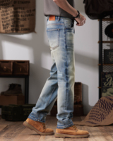 Jean droit en denim délavé bleu clair dégradé avec patch en cuir au dos pour homme, coupe mi-extensible, style vintage, délavé effet moustaches, pour usage quotidien et décontracté