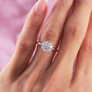 Anello di Fidanzamento Personalizzato in Oro Giallo Massiccio 14k con Moissanite Rotonda da 1,5 Carati 7,5mm Colore GH Anello Solitario con Diamante Sintetico - Product Image 6