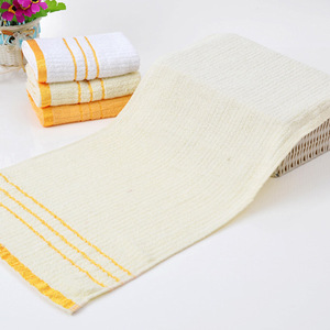 Toalla de Baño de Algodón a Rayas Blancas 30x70cm con Borde Dorado para Uso Hotelero - Product Image 4