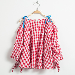Blusa de moda para niñas con cuello profundo y hombros descubiertos, a cuadros, hecha en China - Product Image 3