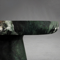 Table d'appoint en marbre vert foncé, forme champignon, plateau ovale arrondi, piétement conique évasé, veine blanche sauvage, table d'appoint de canapé