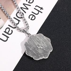 Yunnique Collar con colgante de acero de titanio con diseño de cara geométrica, joyería de moda unisex - Product Image 3