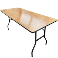 Table pliante en contreplaqué, surface imitation bois, pieds en acier, table à manger pliable portable pour banquet, hôtel, vente en gros