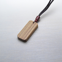 Fabricant de colliers pendentifs en bois sur mesure, proposant des designs de bijoux de mode OEM, vente en gros de colliers à breloques personnalisés