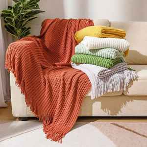 Manta Acrílica Roja <span class=keywords><strong>de</strong></span> Lujo Nórdico al por Mayor, Gruesa, con Borlas, Tamaño Personalizado, Cálida para Siesta <span class=keywords><strong>de</strong></span> <span class=keywords><strong>Invierno</strong></span>, Cubre Sofá y Aire Acondicionado - Product Image 1