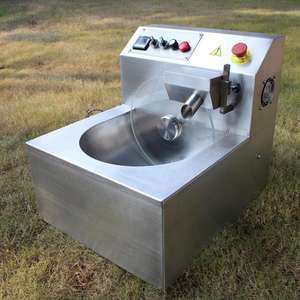 Machine de fusion de chocolat de capacité 8KG utilisée commerciale, machine de fabrication de chocolat avec table de vibration - Product Image 3