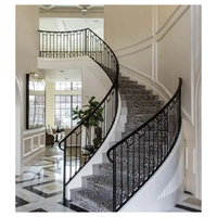 Escalier courbé moderne au design en arc de forme libre, marches en chêne blanc, garde-corps en acier inoxydable brossé, style à montantes ouvertes