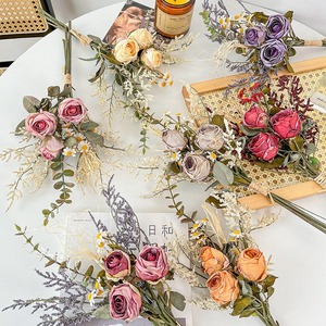Arrangement de fleurs en soie style vintage, bouquet de roses et de camomilles à bords brûlés, pour la décoration intérieure et les accessoires de photographie - Product Image 1