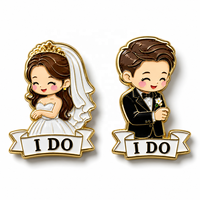 Broche personnalisée en émail pour couple, motif Mariée et Marié, avec inscriptions 'I DO' et 'HAPPY CHEERS', plaquée or, idéale comme cadeau de fête ou de mariage, vente en gros