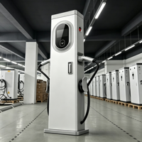 Tiang Pengisian Daya EV Cepat DC 200kW Tata Letak Vertikal Hemat Ruang CCS2 Double Gun Motor Yugong untuk Kendaraan Komersial di Tempat Parkir Sempit