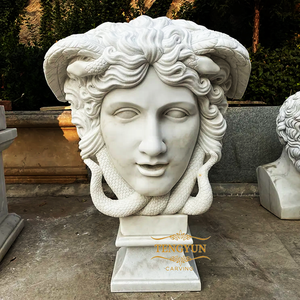 <span class=keywords><strong>Statua</strong></span> Busto di Medusa con <span class=keywords><strong>Testa</strong></span> Staccata in Marmo Naturale Scolpita a Mano in Vendita - Product Image 1