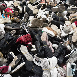 Stock de chaussures d'occasion, placement des chaussures sur les stands de rue, gestion des stocks de chaussures, liquidation des stocks de marques. - Product Image 1