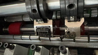 Machine d'encollage et de perforation automatique à alimentation par aspiration de papier, à grande vitesse, informatisée, pour numérotation de moteurs et de références de pièces.
