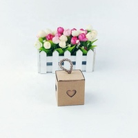 Petite boîte à bonbons blanche imprimée de luxe avec ruban, carton d'invitation, emballage doux, cadeau de mariage, boîte à bonbons