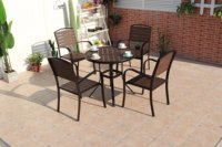 Ensemble de meubles en bois plastique, quatre chaises et une table, imperméable et durable, adapté aux jardins, patios et terrasses de loisirs