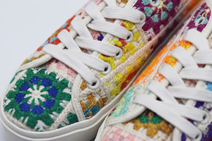 Baskets plateforme bohèmes rétro en patchwork carré crocheté à la main avec lacets et semelle blanche – Chaussures colorées pour femmes - Product Image 6