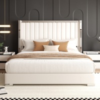 Lit de repos luxueux et moderne à bords miroir, avec revêtement en velours, cadre en fer et tête de lit rembourrée sur pieds, pour aménagements de suites d'hôtel