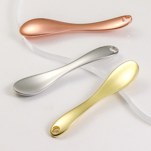Mini cuillère de beauté en alliage de zinc avec logo personnalisé, applicateur de crème pour le visage, forme de pelle dorée, argentée, recyclable, outil de maquillage - Product Image 3