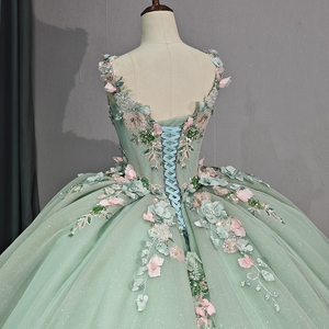 Robe de bal personnalisable en tulle vert herbe avec appliques en dentelle, élégante et raffinée, avec volants et coutures, modèle 1229-1 - Product Image 3