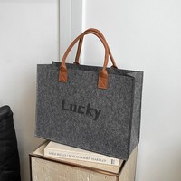 Sacs à main en tissu feutre de grande capacité en gros, sacs cadeaux promotionnels pour entreprises, sacs fourre-tout tendance et simples avec logo personnalisable